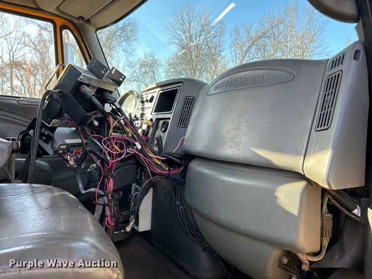 image for item EK4231 2005 International 7400 dump flatbed truck