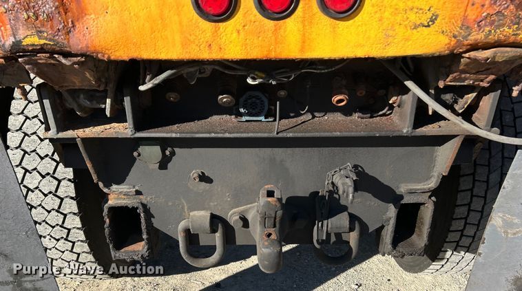 image for item EK4231 2005 International 7400 dump flatbed truck