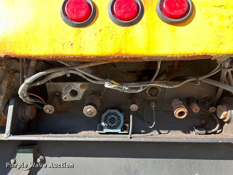 image for item EK4231 2005 International 7400 dump flatbed truck