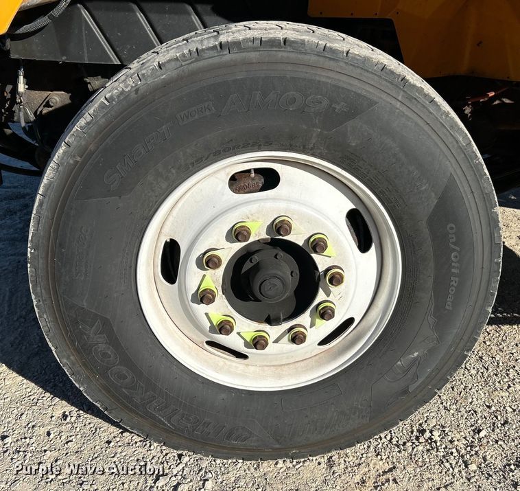 image for item EK4231 2005 International 7400 dump flatbed truck