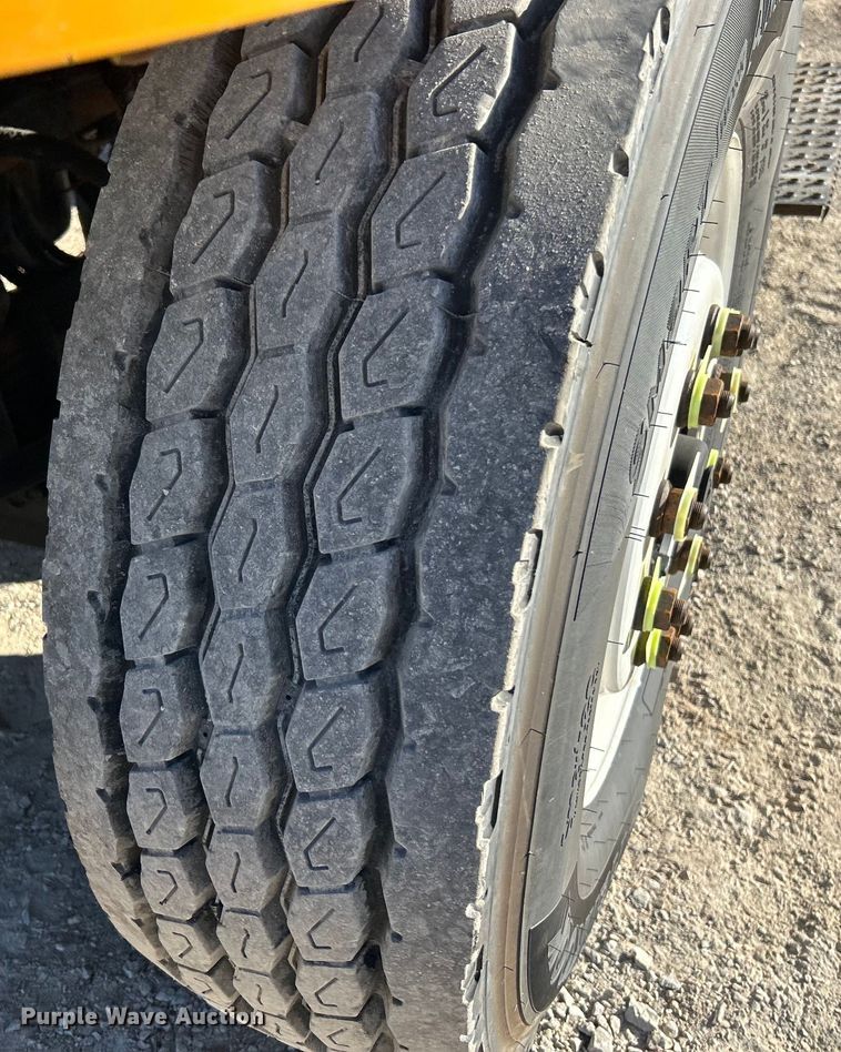 image for item EK4231 2005 International 7400 dump flatbed truck