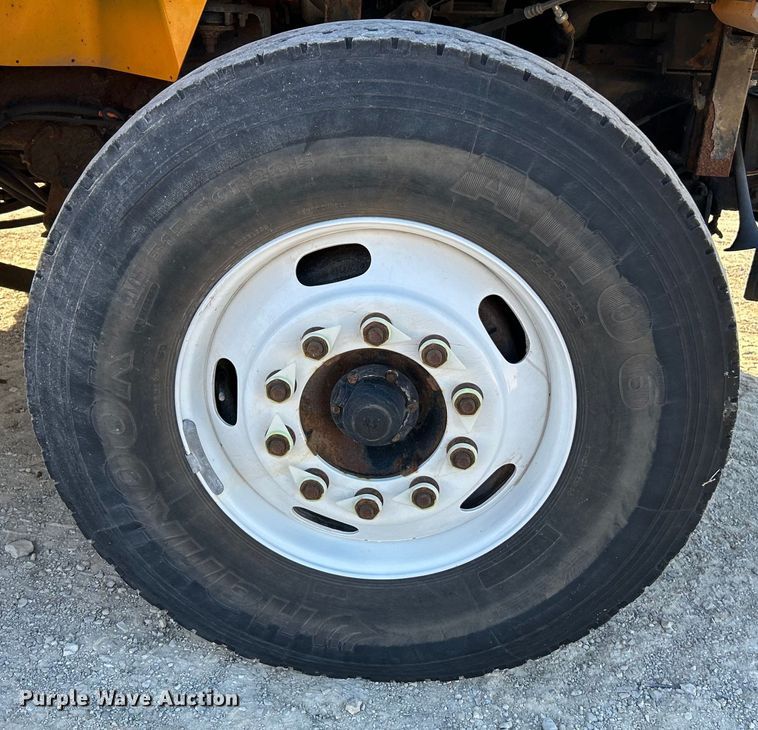 image for item EK4231 2005 International 7400 dump flatbed truck