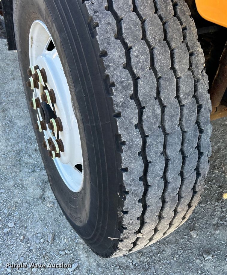 image for item EK4231 2005 International 7400 dump flatbed truck