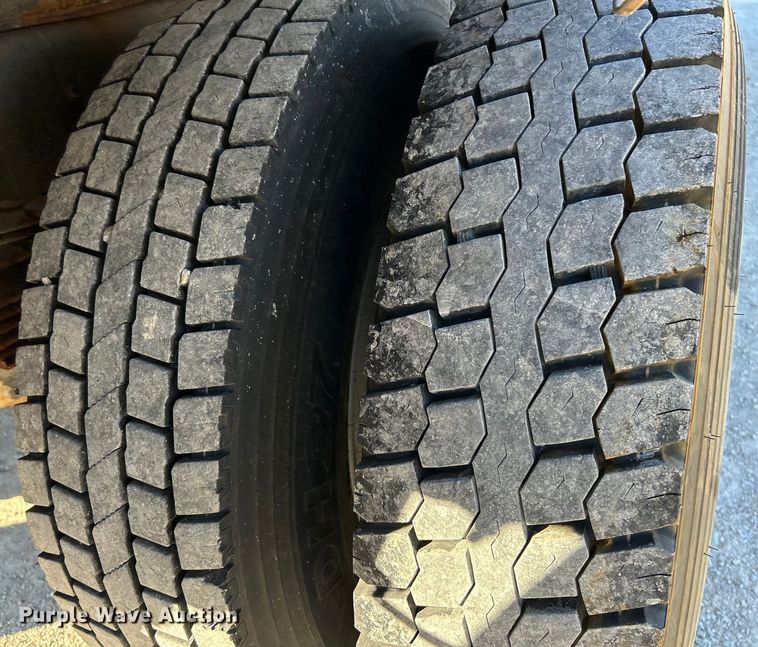 image for item EK4231 2005 International 7400 dump flatbed truck