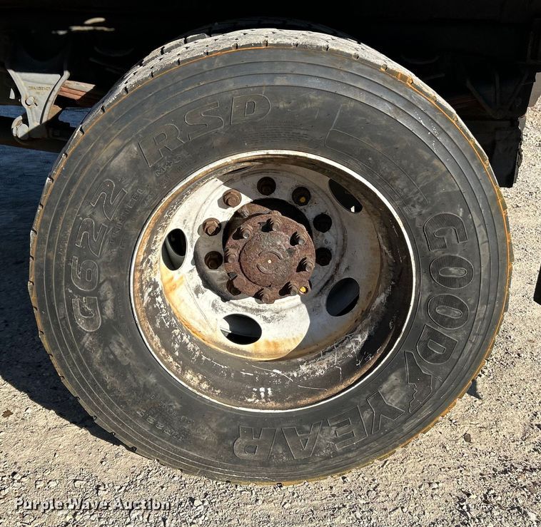 image for item EK4231 2005 International 7400 dump flatbed truck