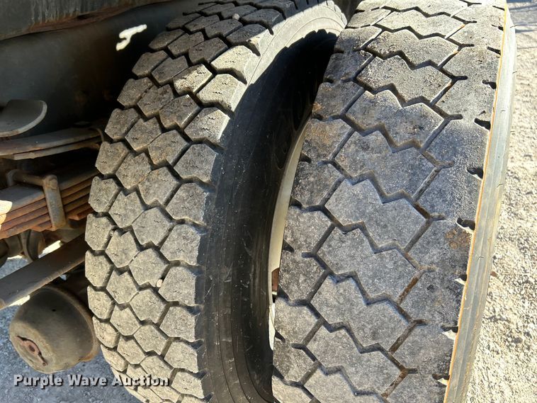 image for item EK4231 2005 International 7400 dump flatbed truck