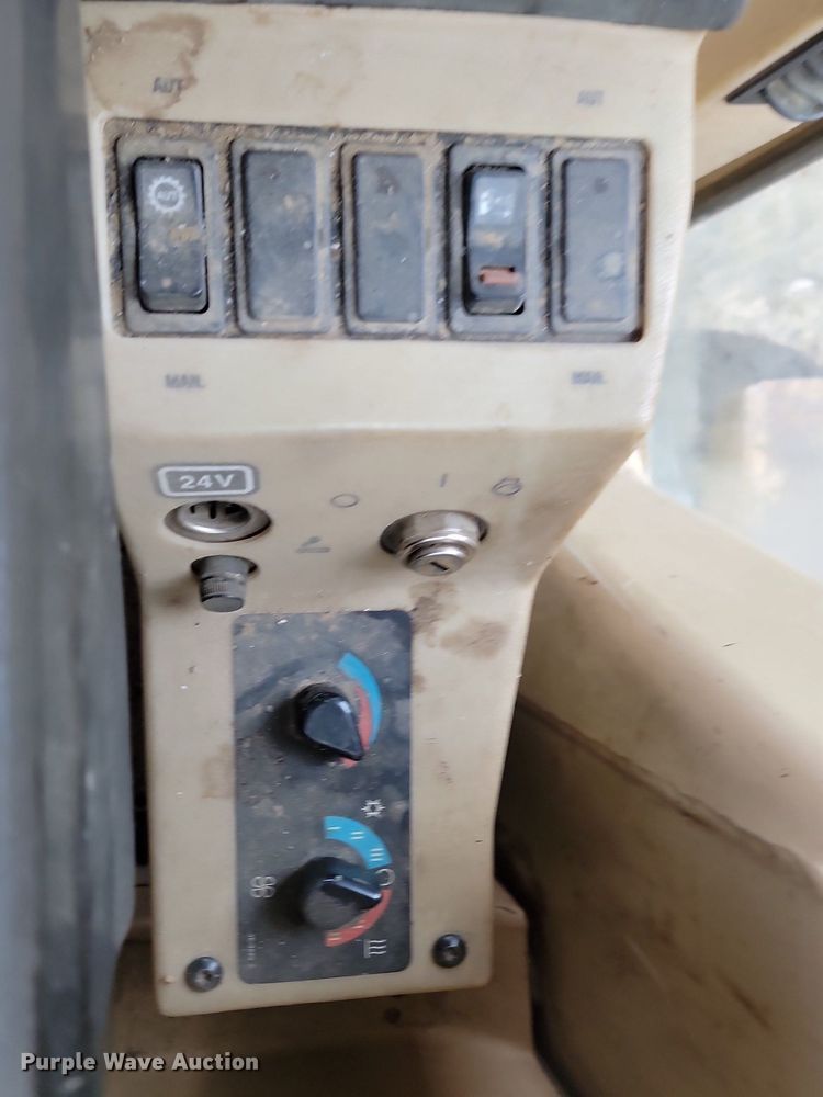 image for item LA9777 2001 Caterpillar 140H VHP motor grader