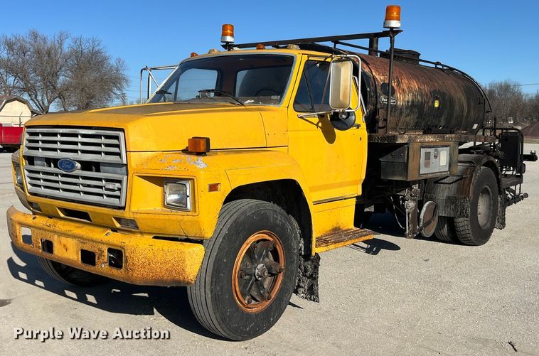 image for item LD9341 1986 Ford oil distributor truck