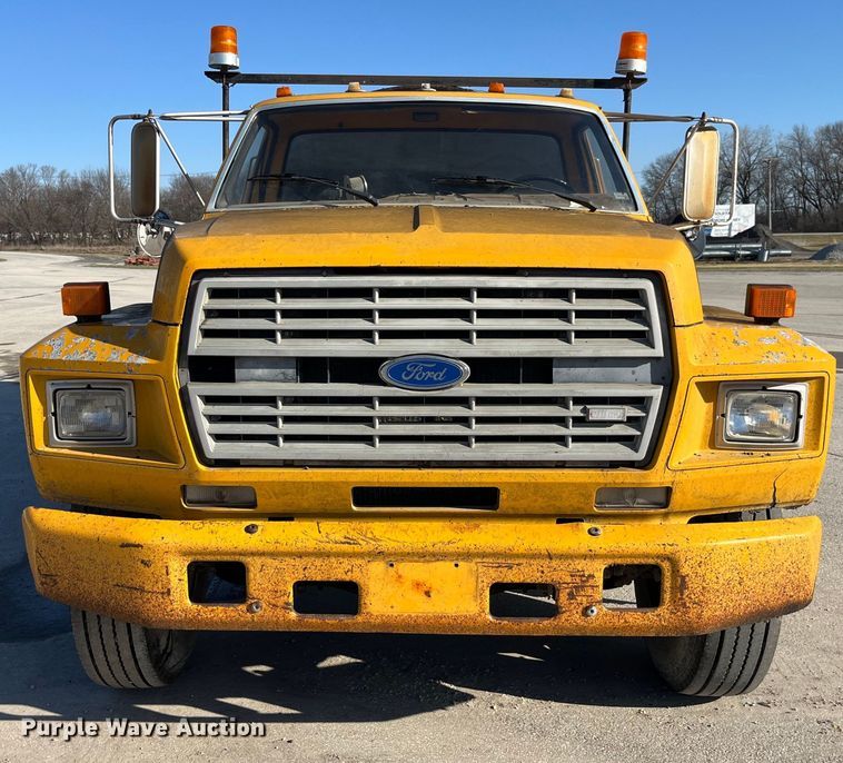 image for item LD9341 1986 Ford oil distributor truck