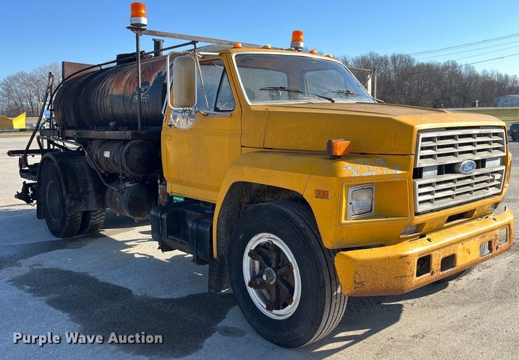 image for item LD9341 1986 Ford oil distributor truck