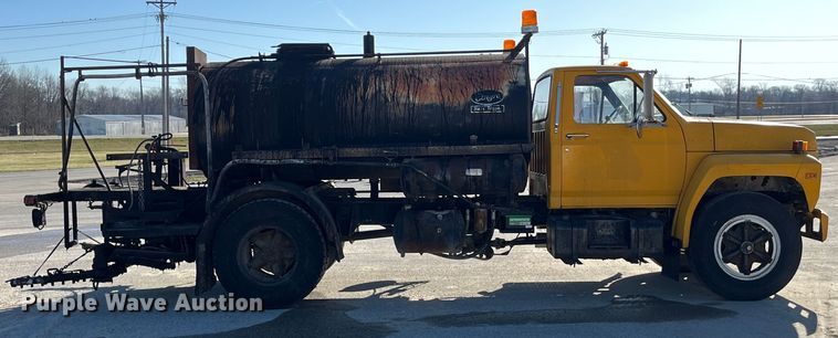 image for item LD9341 1986 Ford oil distributor truck