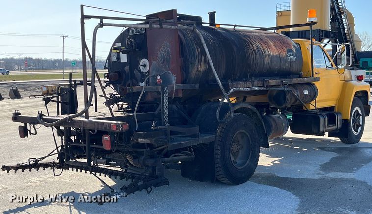 image for item LD9341 1986 Ford oil distributor truck