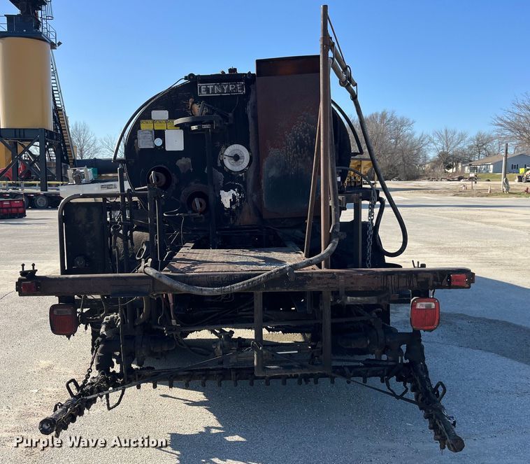 image for item LD9341 1986 Ford oil distributor truck