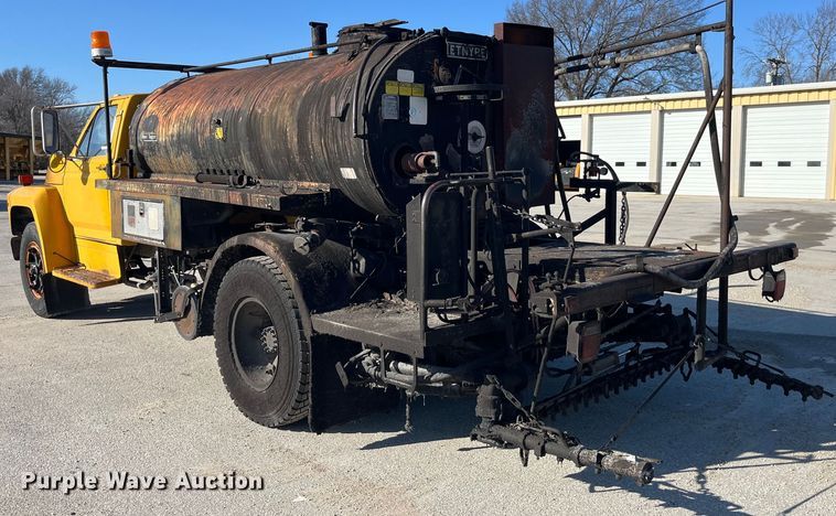 image for item LD9341 1986 Ford oil distributor truck