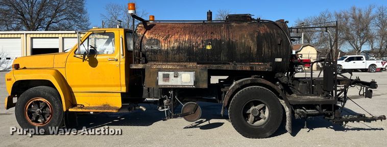 image for item LD9341 1986 Ford oil distributor truck