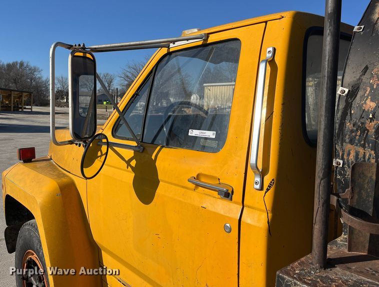 image for item LD9341 1986 Ford oil distributor truck