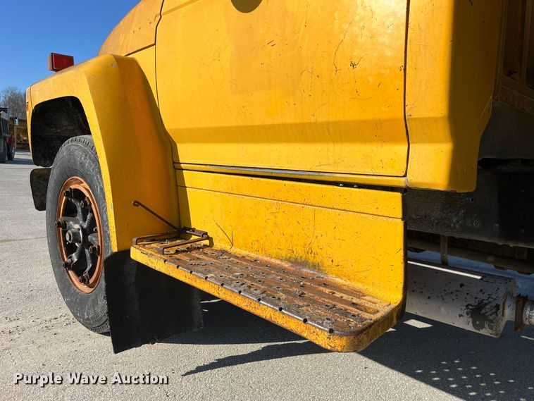 image for item LD9341 1986 Ford oil distributor truck