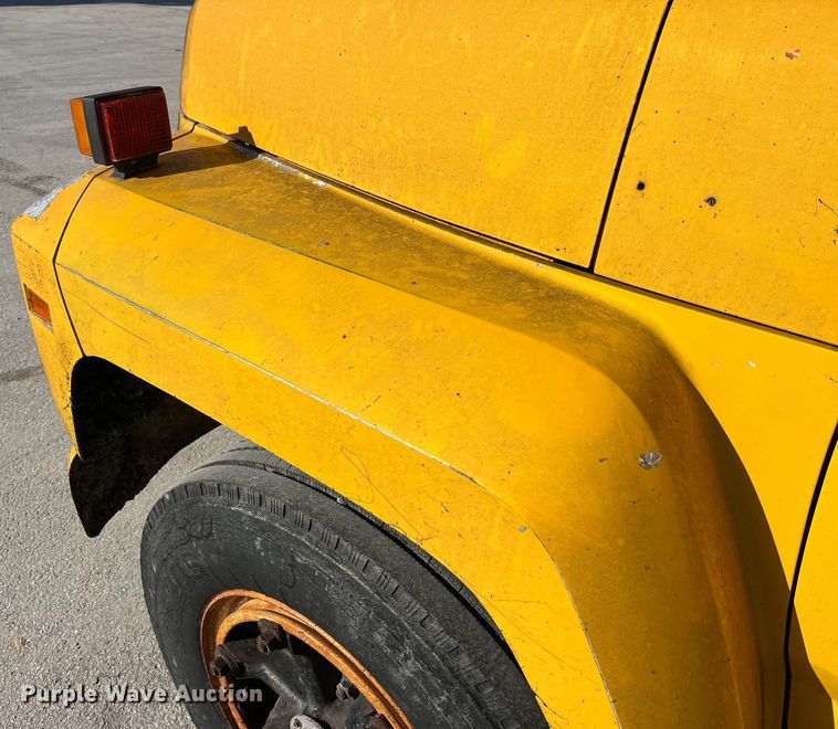 image for item LD9341 1986 Ford oil distributor truck