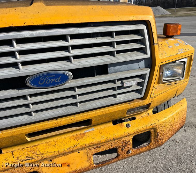 image for item LD9341 1986 Ford oil distributor truck