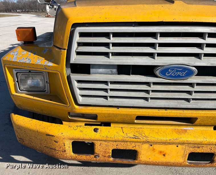 image for item LD9341 1986 Ford oil distributor truck