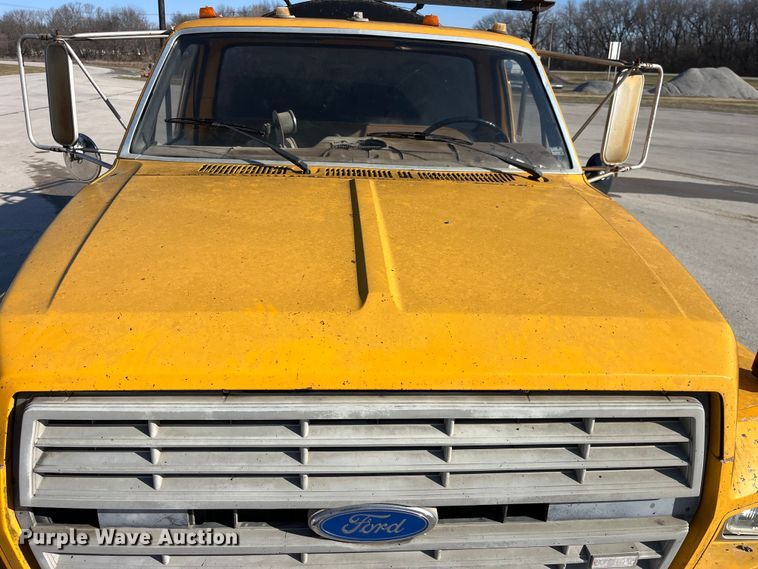 image for item LD9341 1986 Ford oil distributor truck