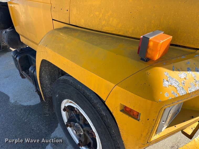 image for item LD9341 1986 Ford oil distributor truck