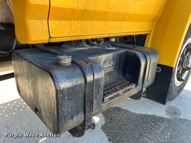 image for item LD9341 1986 Ford oil distributor truck