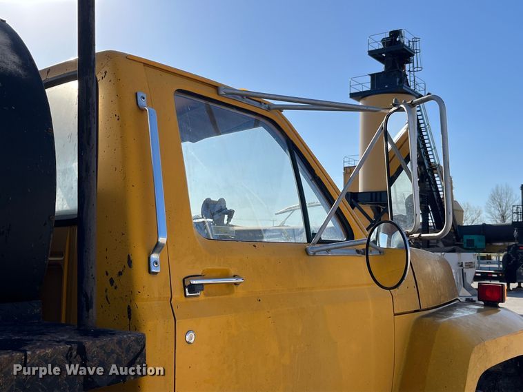 image for item LD9341 1986 Ford oil distributor truck