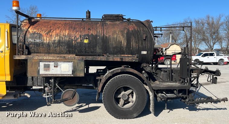 image for item LD9341 1986 Ford oil distributor truck