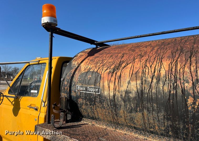 image for item LD9341 1986 Ford oil distributor truck