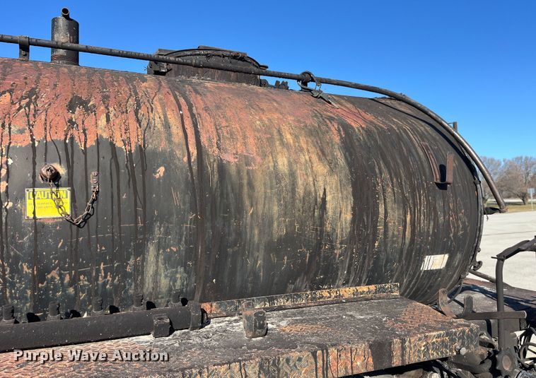 image for item LD9341 1986 Ford oil distributor truck