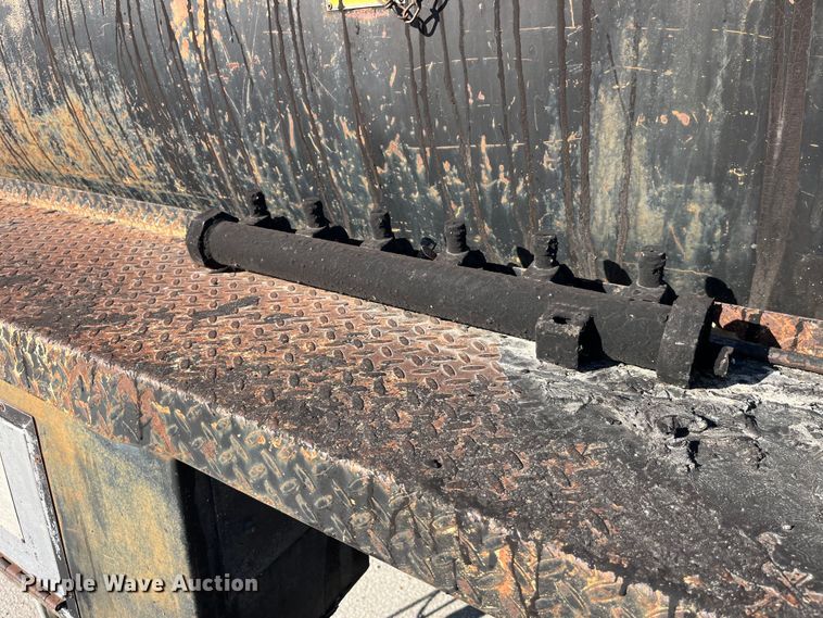 image for item LD9341 1986 Ford oil distributor truck