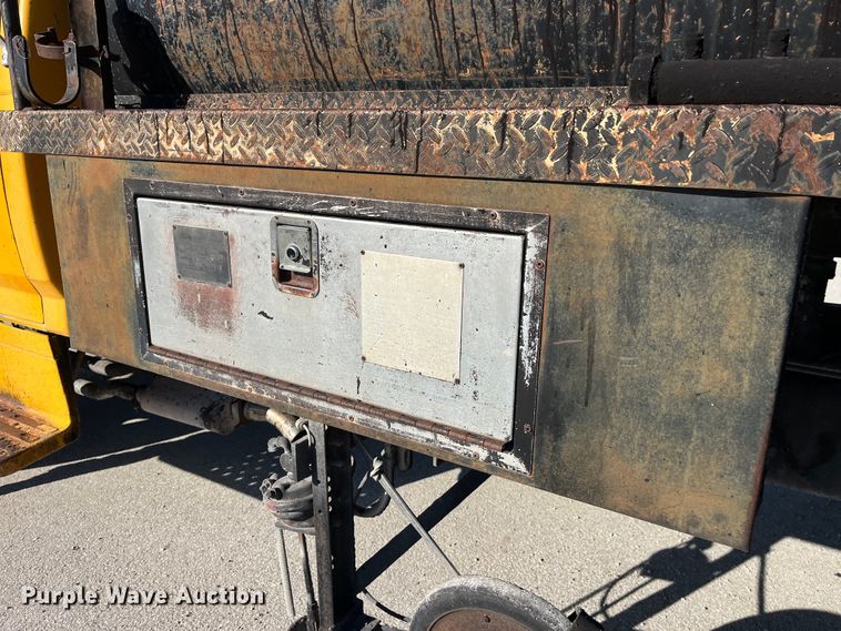 image for item LD9341 1986 Ford oil distributor truck