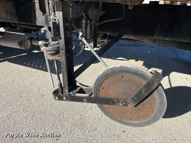 image for item LD9341 1986 Ford oil distributor truck