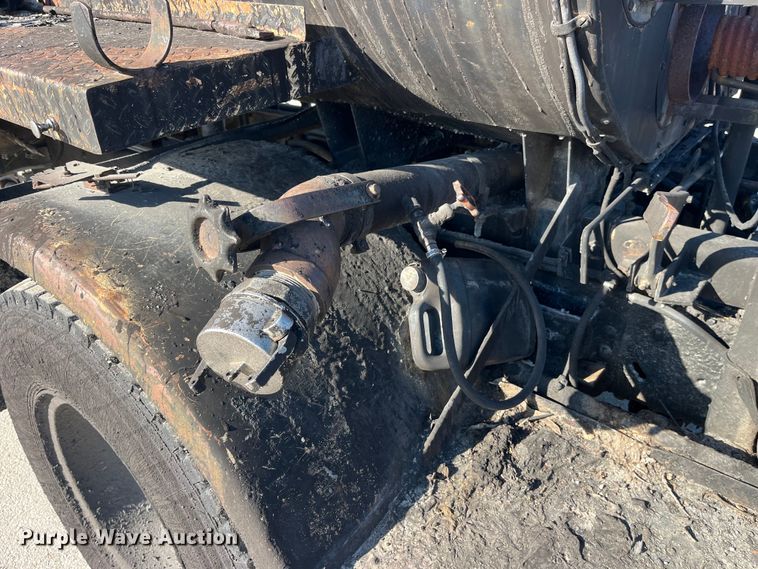 image for item LD9341 1986 Ford oil distributor truck