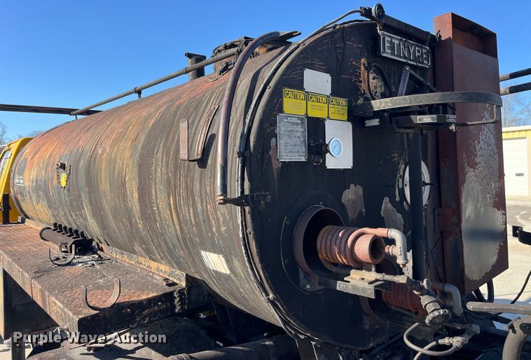 image for item LD9341 1986 Ford oil distributor truck