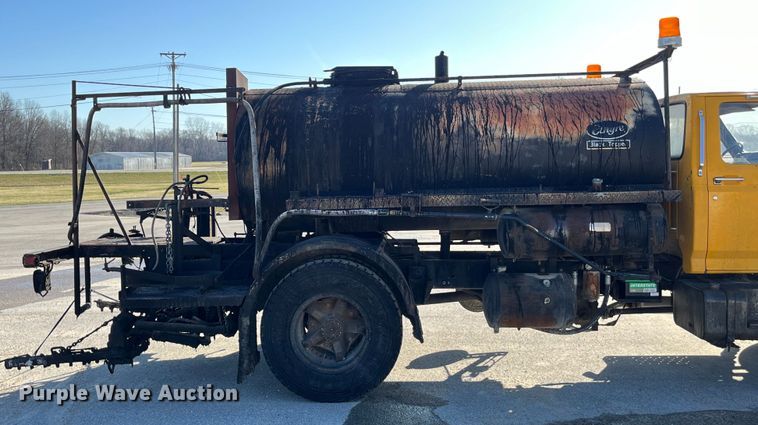 image for item LD9341 1986 Ford oil distributor truck