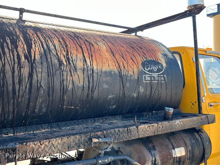 image for item LD9341 1986 Ford oil distributor truck