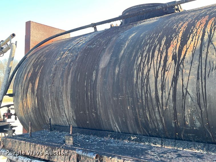 image for item LD9341 1986 Ford oil distributor truck