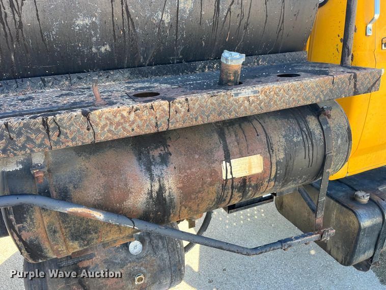 image for item LD9341 1986 Ford oil distributor truck