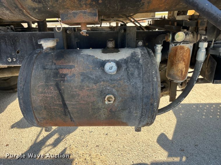 image for item LD9341 1986 Ford oil distributor truck