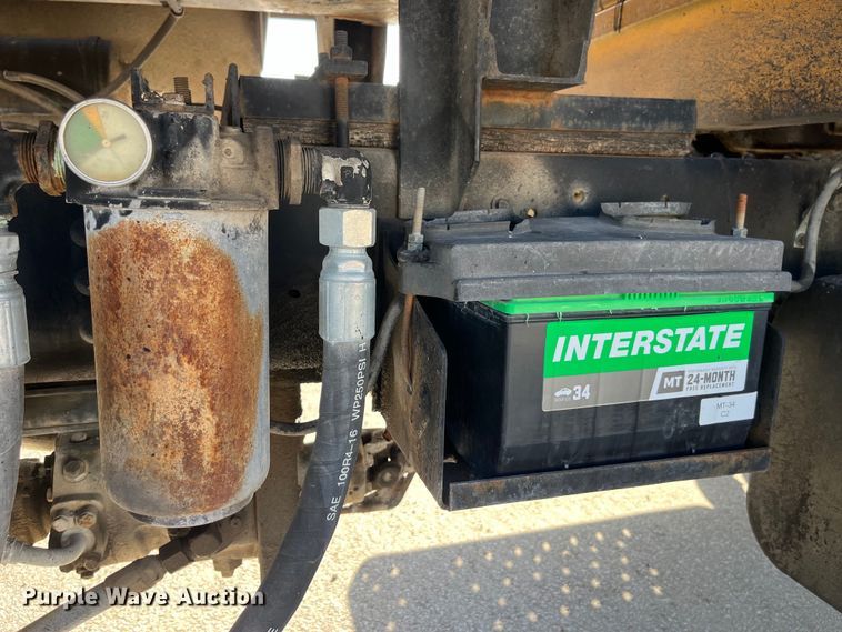 image for item LD9341 1986 Ford oil distributor truck