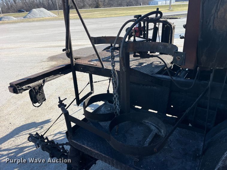 image for item LD9341 1986 Ford oil distributor truck