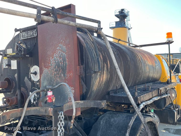 image for item LD9341 1986 Ford oil distributor truck