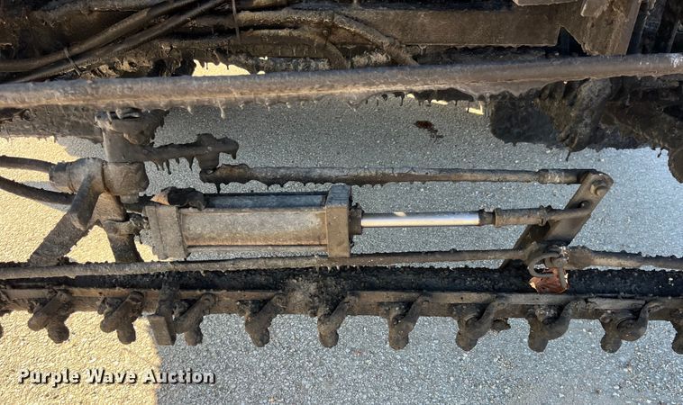 image for item LD9341 1986 Ford oil distributor truck