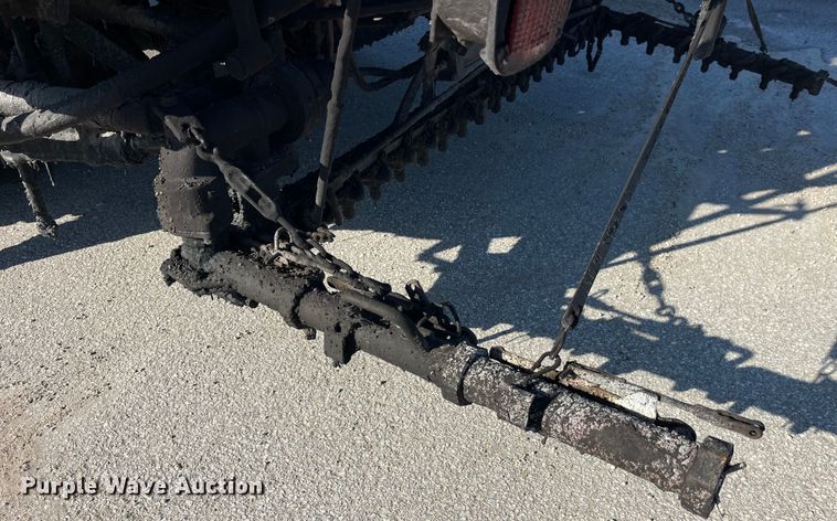 image for item LD9341 1986 Ford oil distributor truck