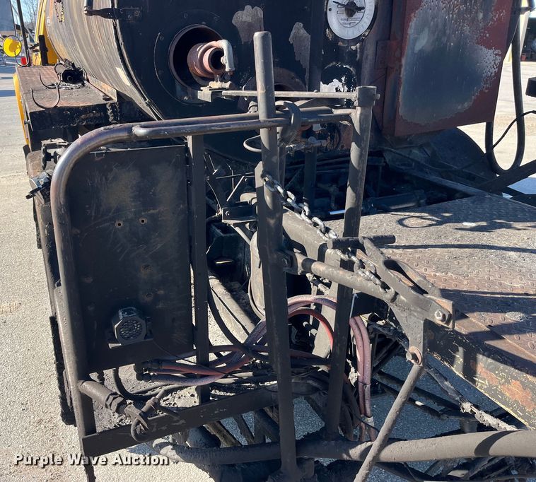 image for item LD9341 1986 Ford oil distributor truck