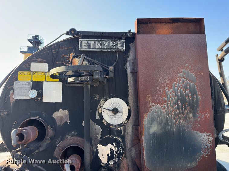 image for item LD9341 1986 Ford oil distributor truck