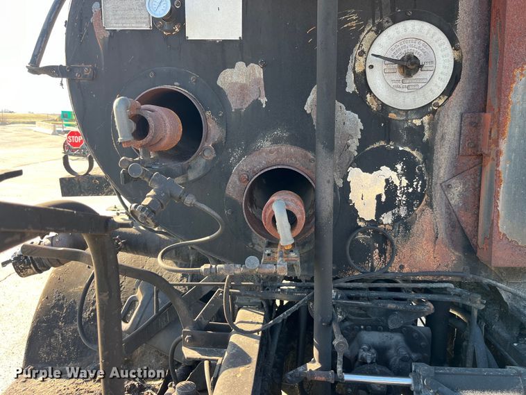 image for item LD9341 1986 Ford oil distributor truck