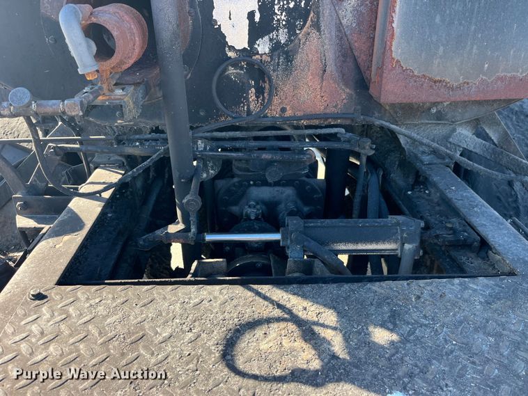 image for item LD9341 1986 Ford oil distributor truck